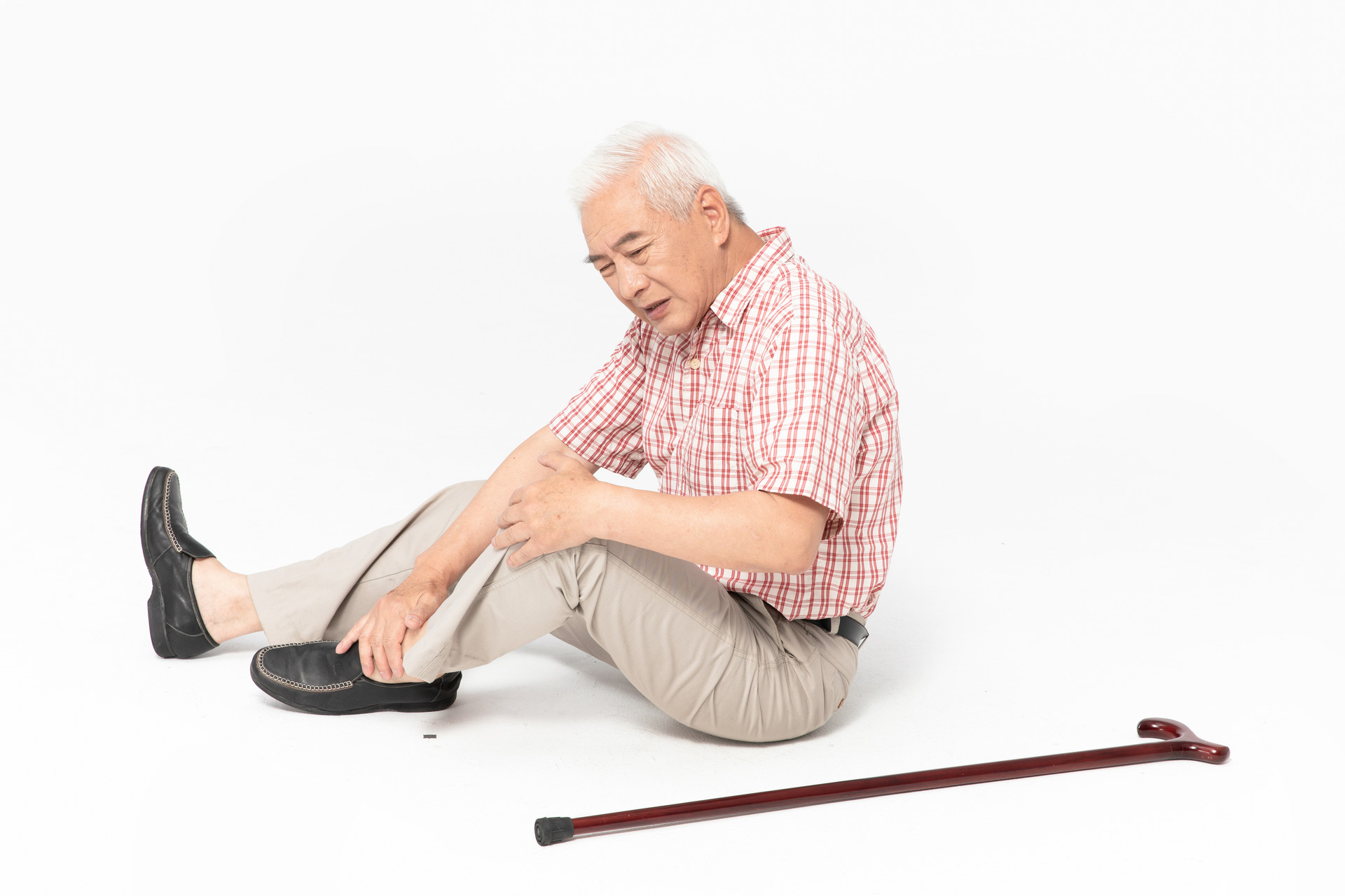 亚洲资深女性跌倒在地毯上，躺在家里客厅的地板上，跌倒的老年人的概念照片摄影图片_ID:377952666-Veer图库